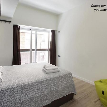 Gracia City Hostel Barcelona Exteriör bild A bedroom at the hotel