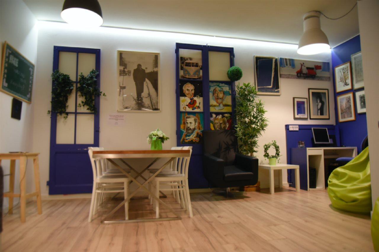 Gracia City Hostel Barcelona Exteriör bild The library