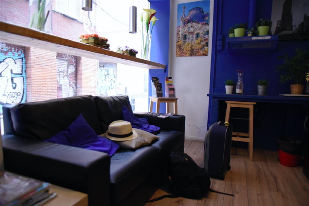 Gracia City Hostel Barcelona Exteriör bild The interior of a typical micro apartment in Paris