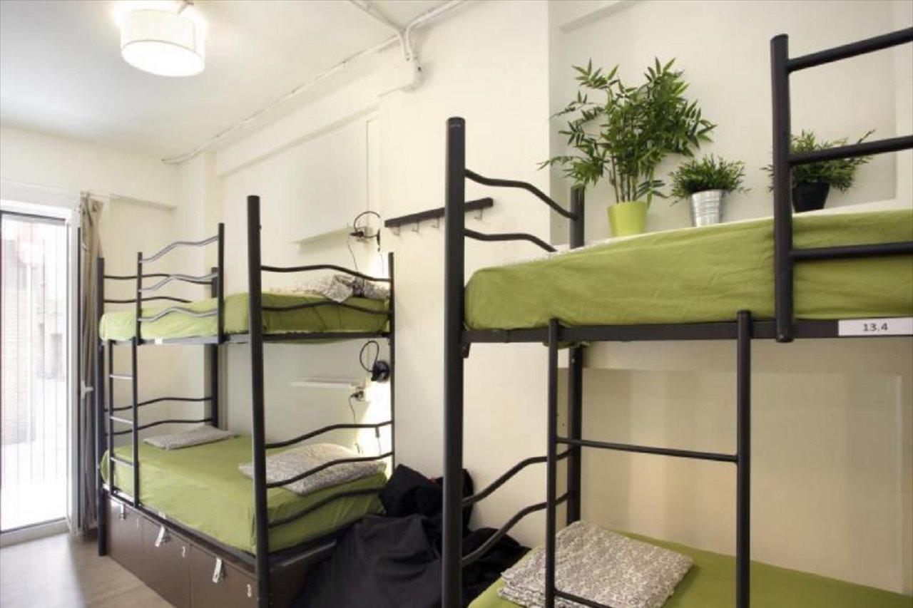 Gracia City Hostel Barcelona Exteriör bild A typical capsule hotel room