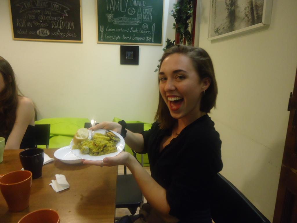 Gracia City Hostel Barcelona Exteriör bild A woman holding a plate of food