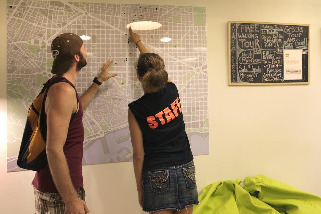 Gracia City Hostel Barcelona Exteriör bild Hostel staff helping a guest with a map