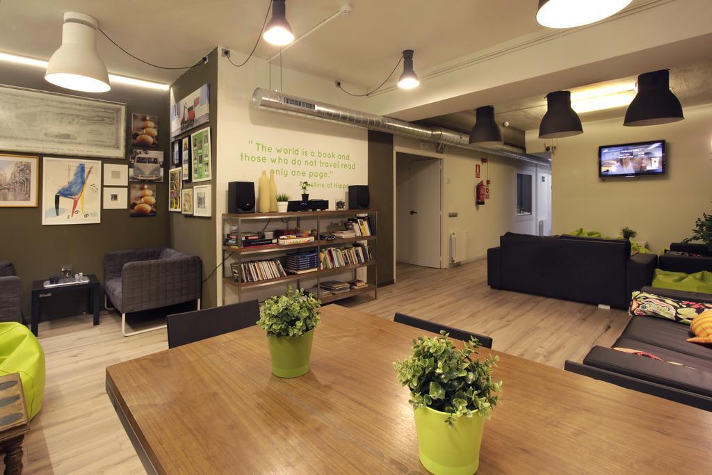 Gracia City Hostel Barcelona Exteriör bild The library