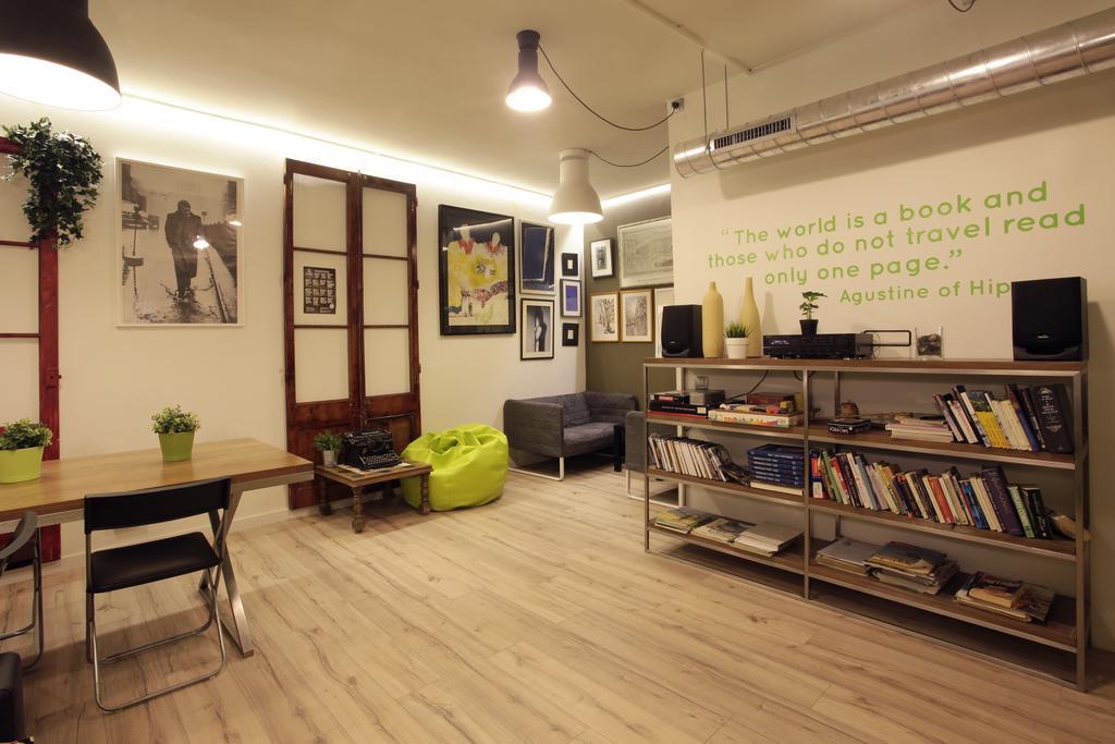 Gracia City Hostel Barcelona Exteriör bild Library