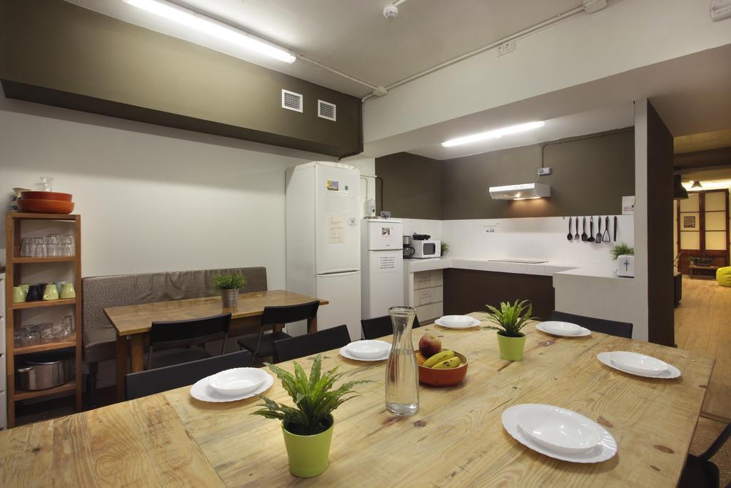 Gracia City Hostel Barcelona Exteriör bild The kitchen in a typical apartment