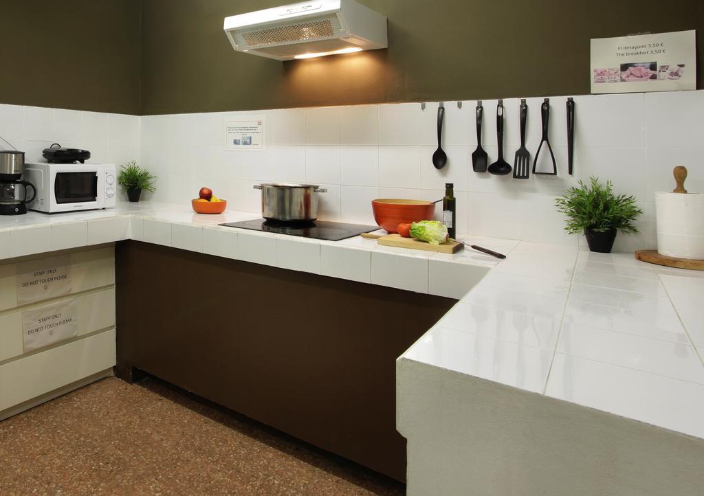 Gracia City Hostel Barcelona Exteriör bild A modern kitchen