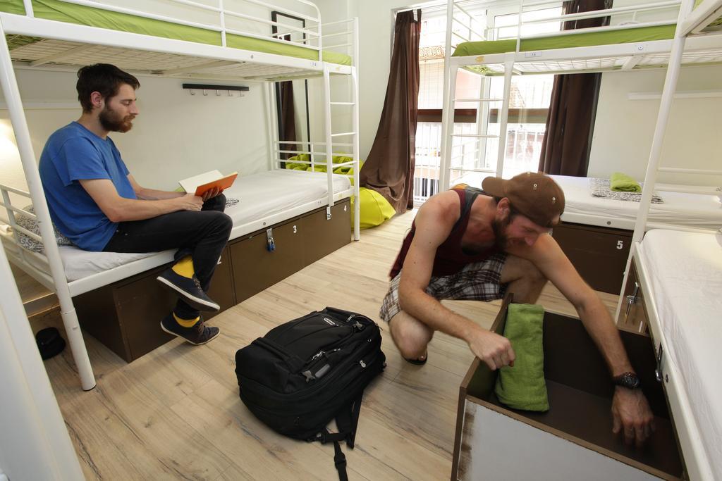 Gracia City Hostel Barcelona Exteriör bild Hostel in Prague