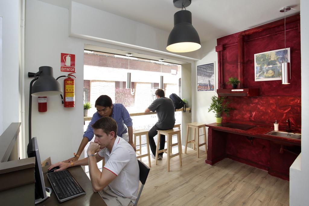 Gracia City Hostel Barcelona Exteriör bild The interior of the library