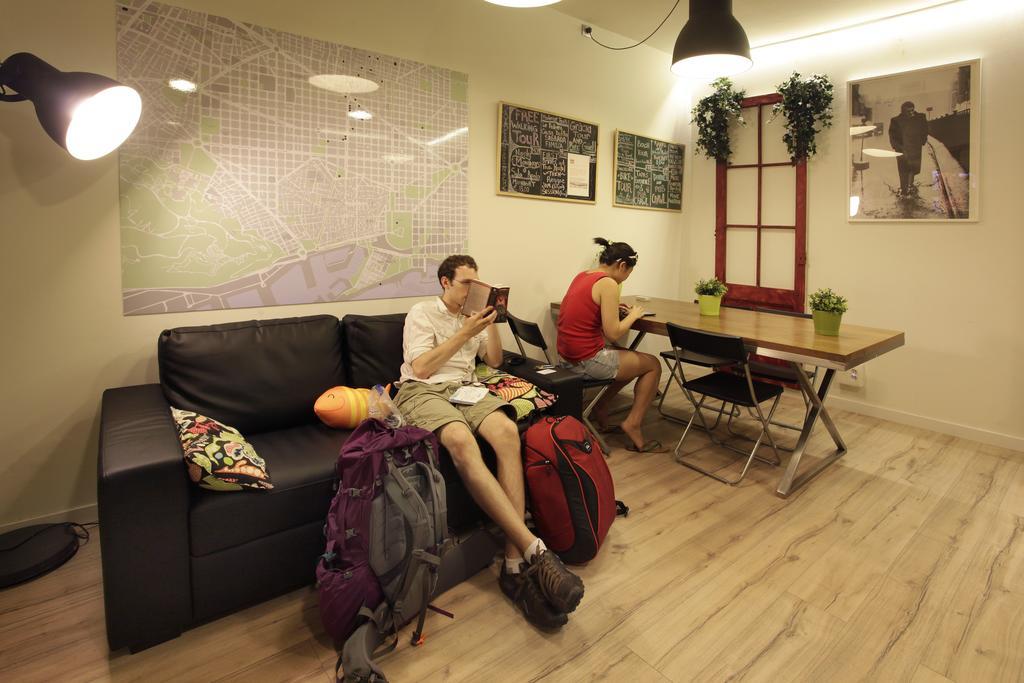 Gracia City Hostel Barcelona Exteriör bild Hostel in Prague