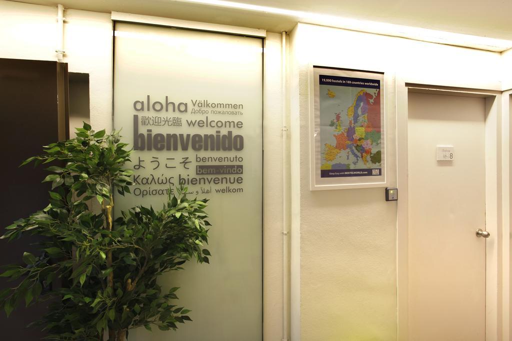 Gracia City Hostel Barcelona Exteriör bild Aloha written in several languages at the entrance of a hotel in Geneva