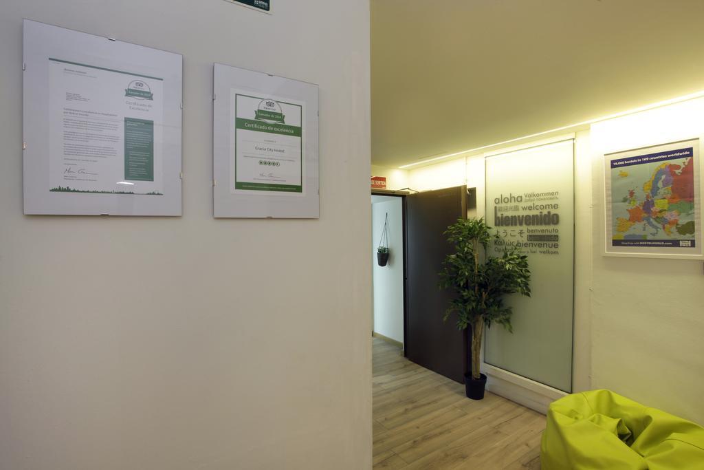 Gracia City Hostel Barcelona Exteriör bild The reception area of the clinic