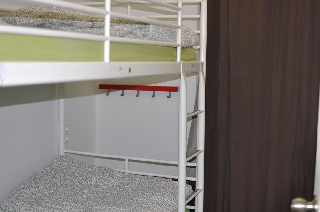 Gracia City Hostel Barcelona Exteriör bild A bunk bed with a ladder