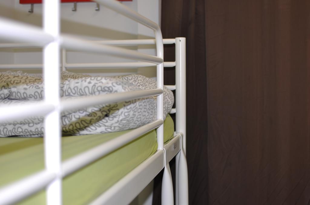 Gracia City Hostel Barcelona Exteriör bild A cot