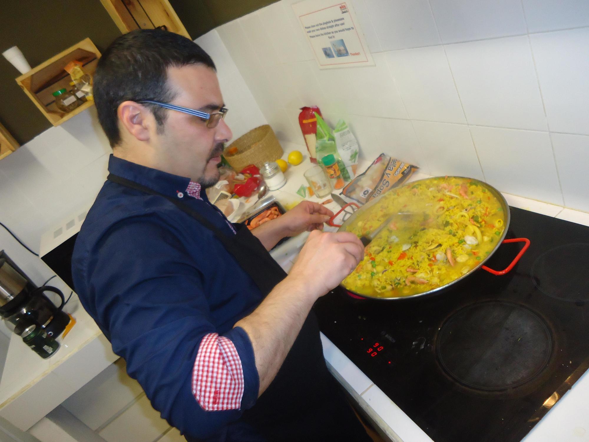 Gracia City Hostel Barcelona Exteriör bild A paella being stirred