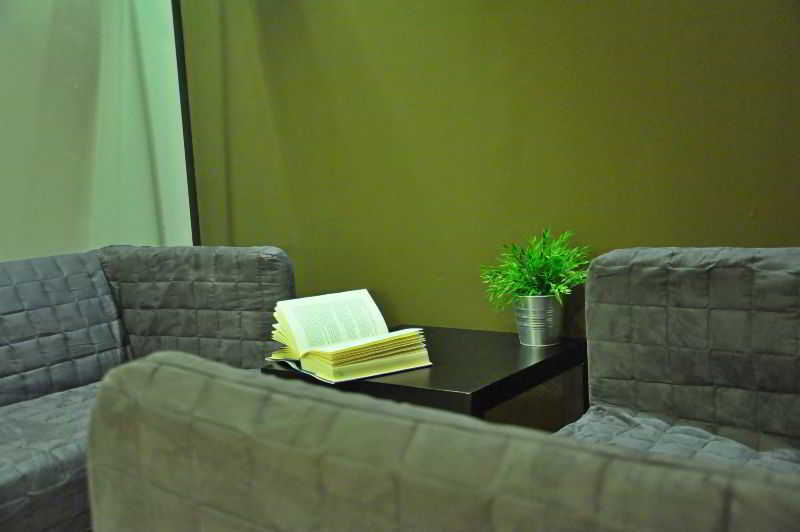 Gracia City Hostel Barcelona Exteriör bild A room at the library