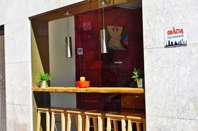 Gracia City Hostel Barcelona Exteriör bild A typical bar in Gràcia