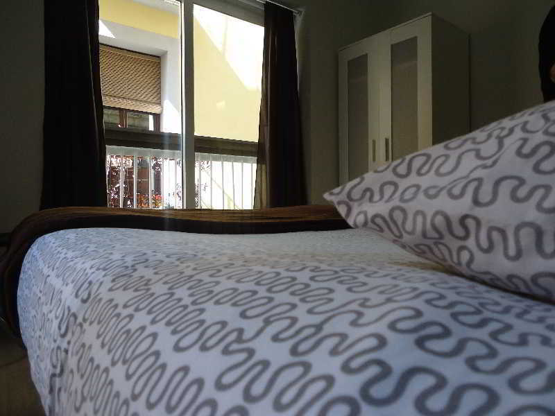 Gracia City Hostel Barcelona Exteriör bild A bed