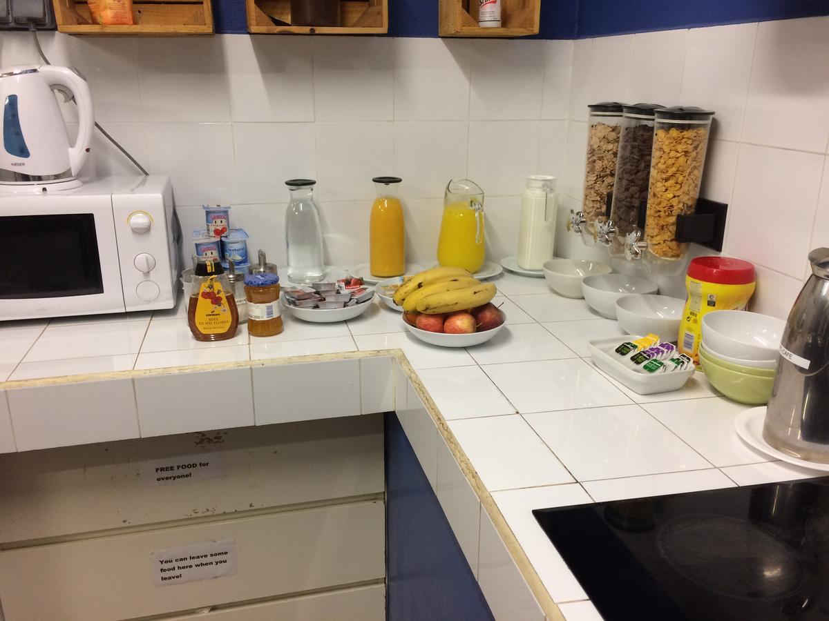 Gracia City Hostel Barcelona Exteriör bild A typical breakfast in the UK
