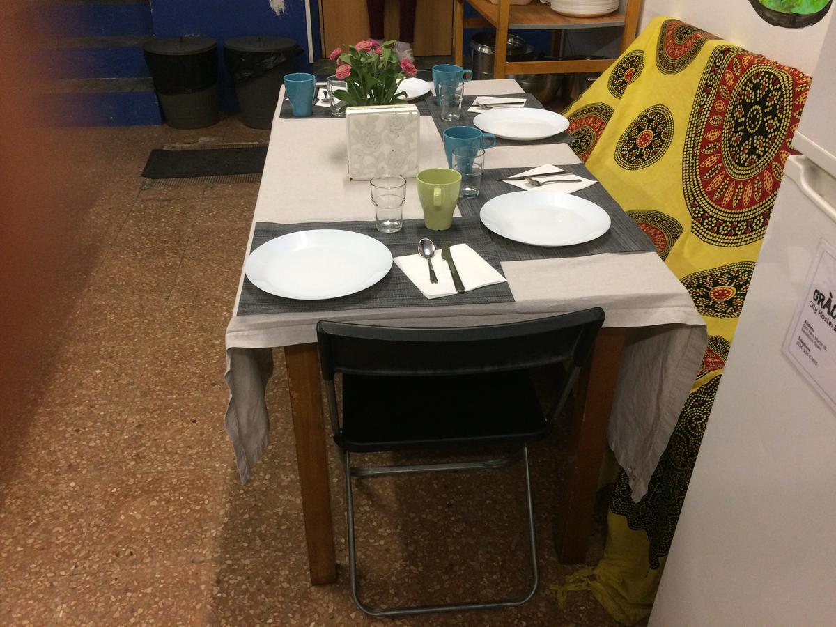 Gracia City Hostel Barcelona Exteriör bild A table set for a meal