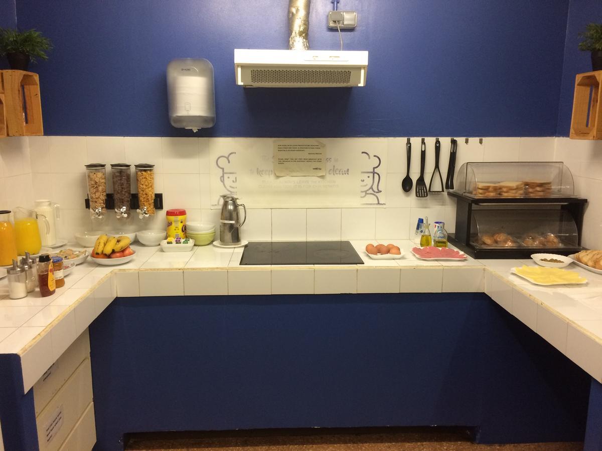 Gracia City Hostel Barcelona Exteriör bild A typical kitchen at a hostel