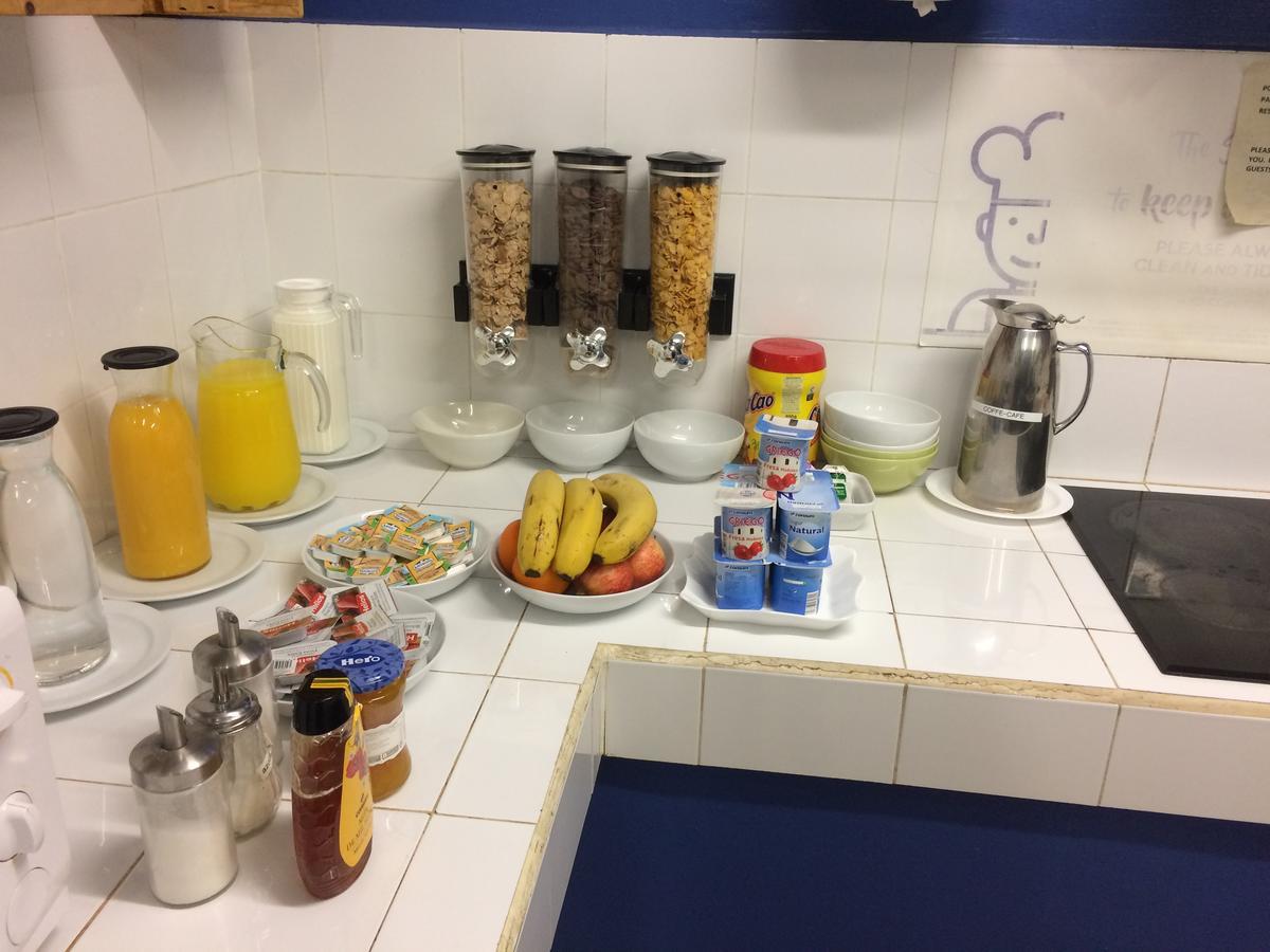 Gracia City Hostel Barcelona Exteriör bild A typical breakfast buffet