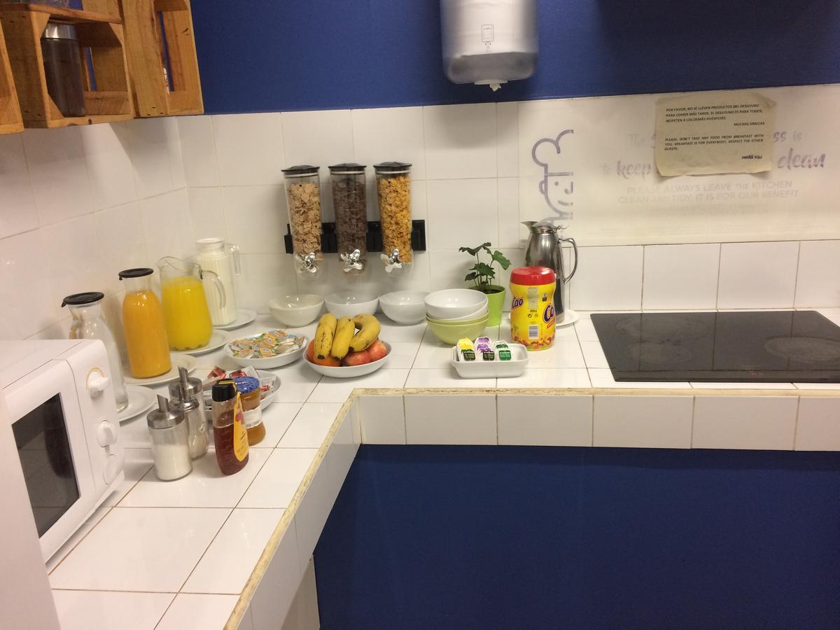 Gracia City Hostel Barcelona Exteriör bild A typical breakfast buffet at a hotel