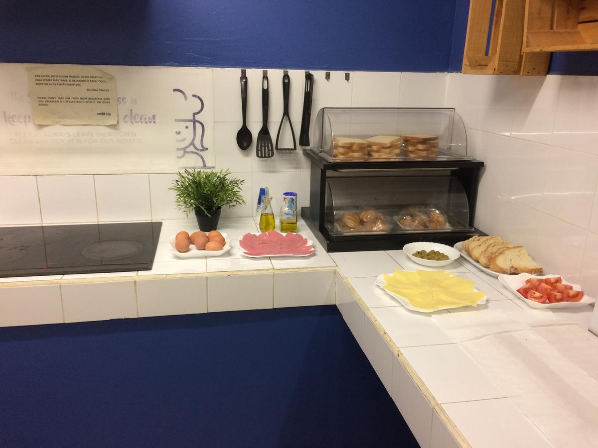 Gracia City Hostel Barcelona Exteriör bild A typical kitchen at a hostel