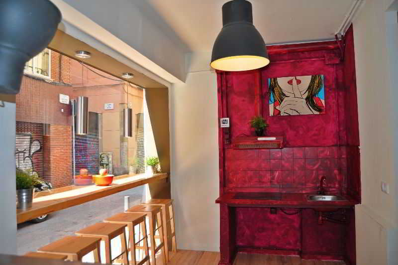 Gracia City Hostel Barcelona Exteriör bild A kitchen in a micro apartment