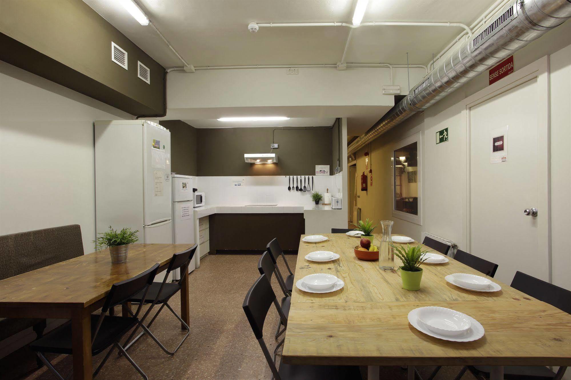 Gracia City Hostel Barcelona Exteriör bild The kitchen and dining room at the new hostel