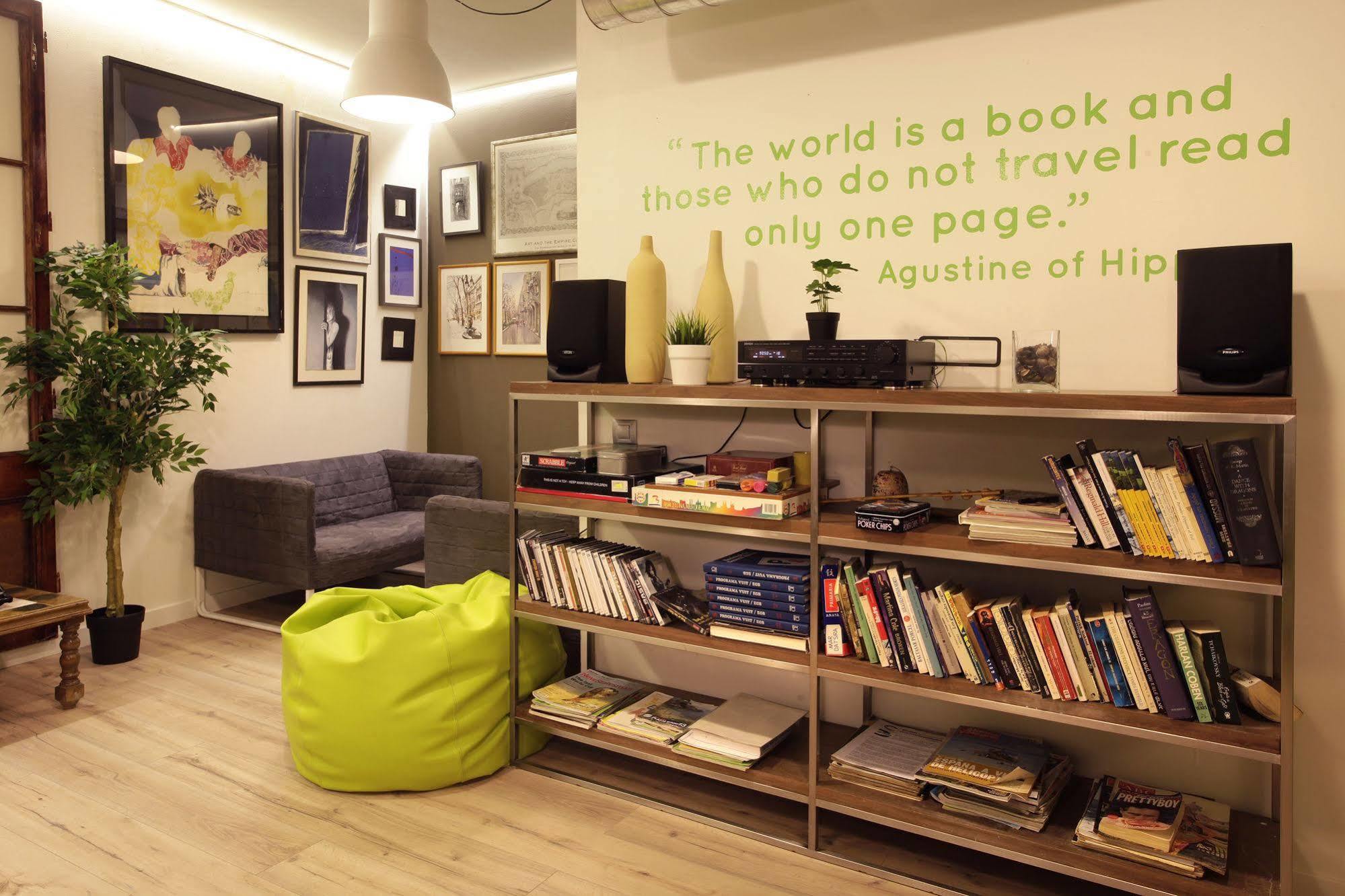 Gracia City Hostel Barcelona Exteriör bild Library