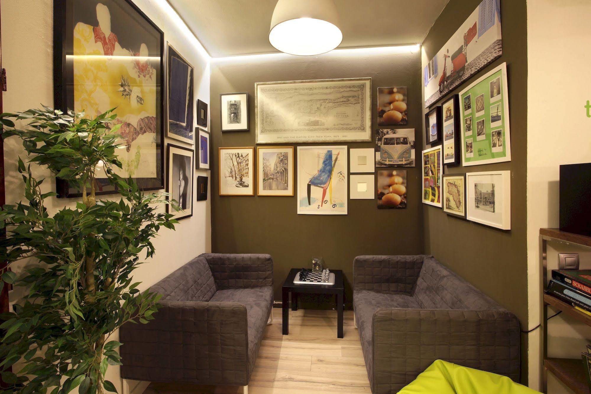 Gracia City Hostel Barcelona Exteriör bild The waiting room of a dental practice