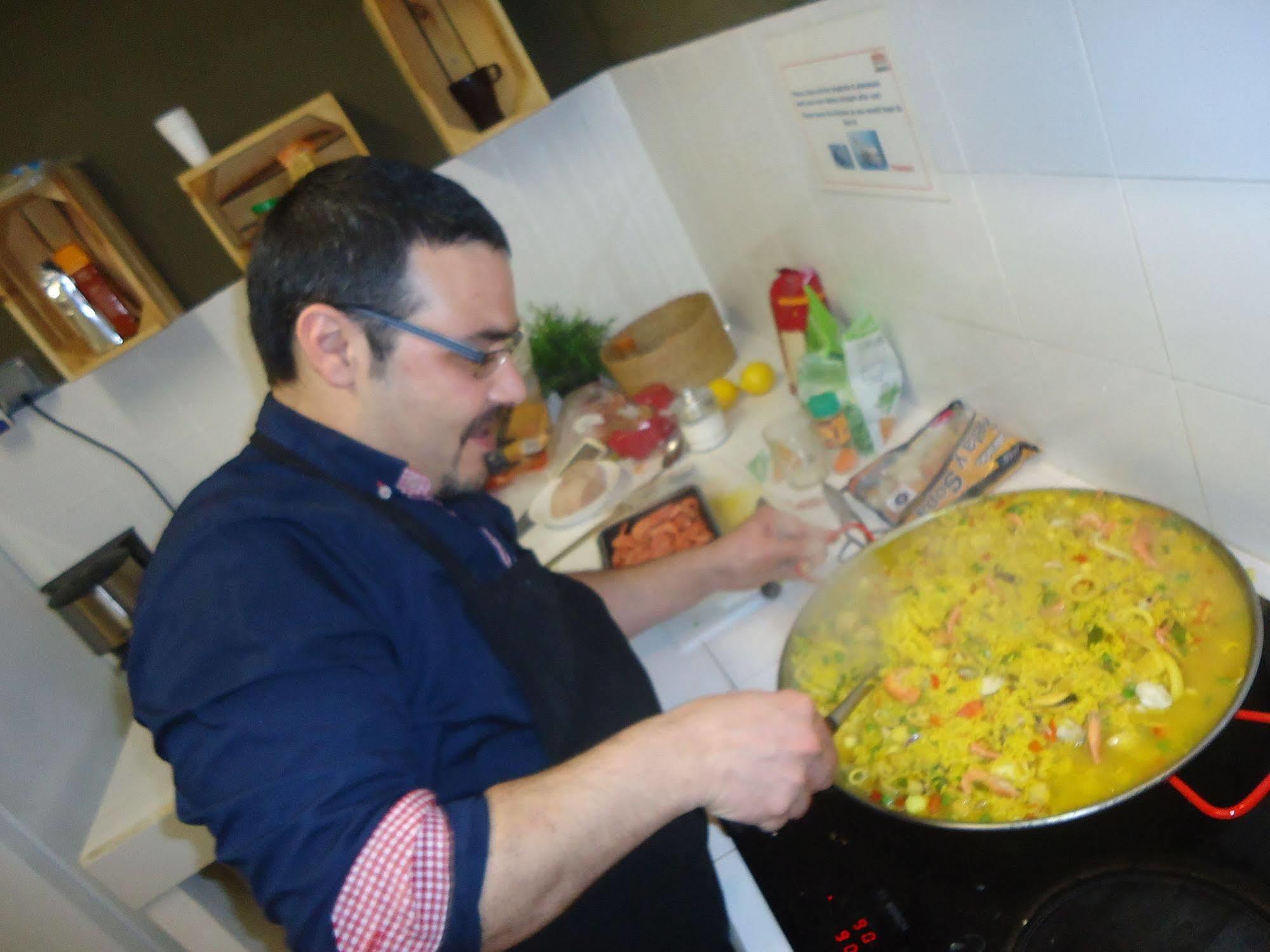 Gracia City Hostel Barcelona Exteriör bild A paella being cooked