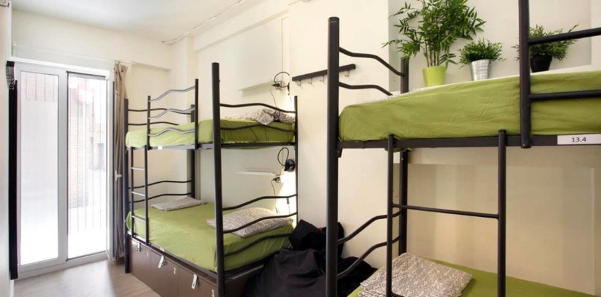 Gracia City Hostel Barcelona Exteriör bild Hostel beds