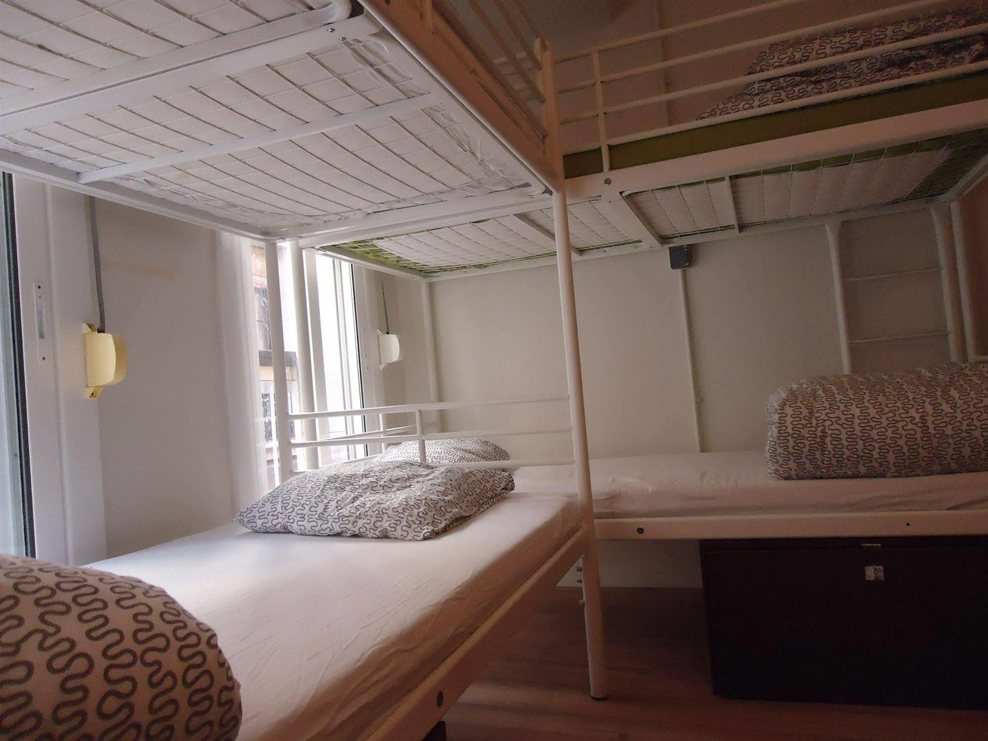 Gracia City Hostel Barcelona Exteriör bild A bunk bed