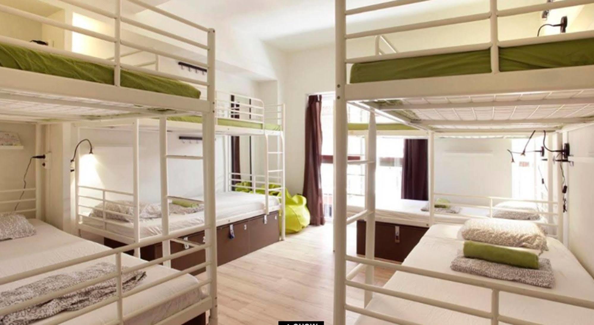 Gracia City Hostel Barcelona Exteriör bild Hostel in Prague