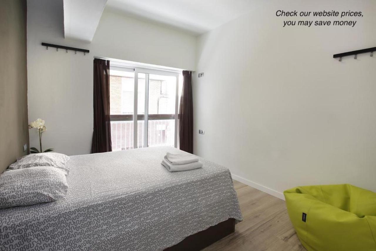Gracia City Hostel Barcelona Exteriör bild A bedroom at the hotel