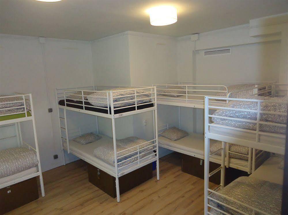 Gracia City Hostel Barcelona Exteriör bild A typical dormitory room